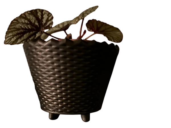 4 inch planter with twist on bottom and legs